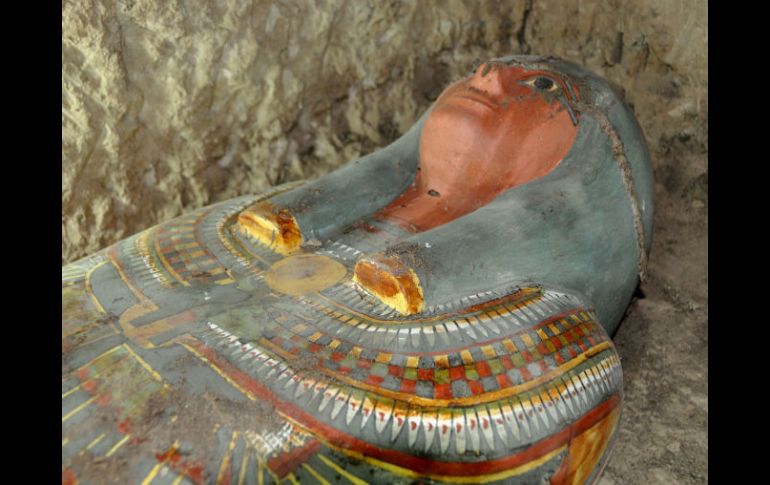 El cuerpo fue encontrado en un sarcófago de madera de colores vivos, en una tumba que podría ser del tercer periodo intermediario. AFP /