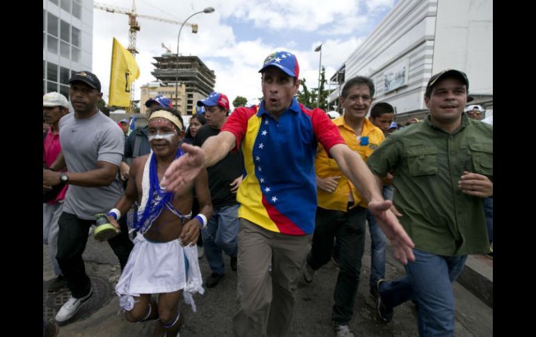 Capriles insta a luchar para lograr que se reactive el proceso para un referendo revocatorio presidencial. AP / ARCHIVO