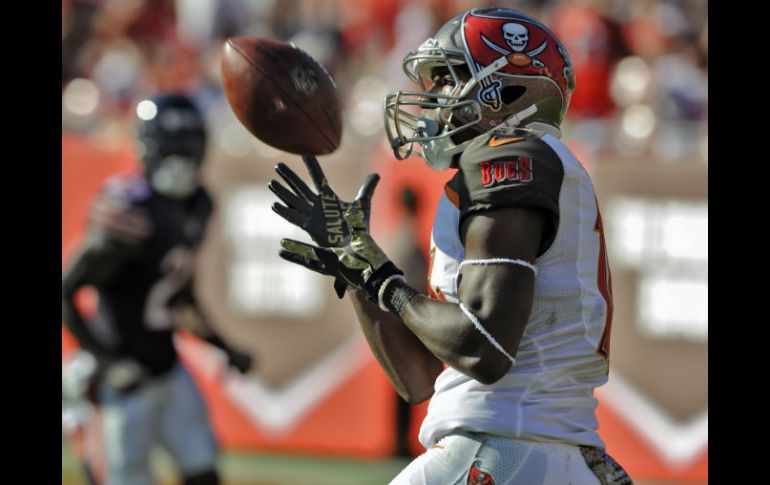 Martino, de los Bucaneros, recibe un pase de anotación de Jameis Winston. AP / S. Nesius