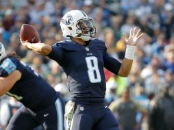 Marcus Mariota, de los Titanes, prepara un pase durante el partido de esta tarde. AFP / A. Lyons