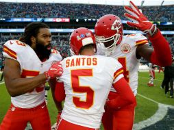 Jugadores de Kansas celebran con el brasileño Santos el gol de campo de éste, que significó la victoria para los Jefes. AFP / S. Lecka