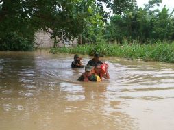 Para resguardarlas, 35 familias fueron trasladadas a un refugio temporal ubicado en la Casa de la Cultura de Teapa. TWITTER / @SEDENAmx