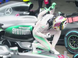 Lewis Hamilton (al frente) salió victorioso en un Gran Premio de Brasil que se disputó bajo la lluvia. AP /