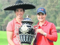 La española Carlota Ciganda (izq.) posa con su trofeo acompañada de la anfitriona del torneo, Lorena Ochoa. AFP / V. Ridley