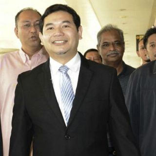 Condenan a año y medio de cárcel a diputado malasio por corrupción