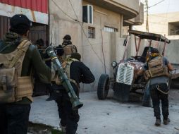 Los soldados turcos indican a las Fuerzas Aéreas las posiciones del EI, y cazas turcos efectúan intensos bombardeos desde ayer. AFP / O. Andersen