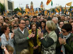 El expresidente catalán Artur Mas y la presidente del Parlamento Carme Forcadell aplauden en la manifestación. AFP / L. Gene