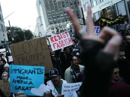 Manifestantes rechazan una eventual deportación masiva con una marcha pacífica en el corazón neoyorkino. AFP / S. Platt