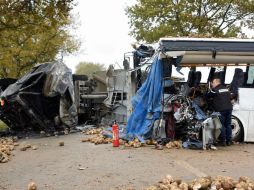 En las imágenes se aprecia que la parte delantera del autobús quedó aplastada, mientras que la cabina del camión se calcinó. AFP / D. Charlet