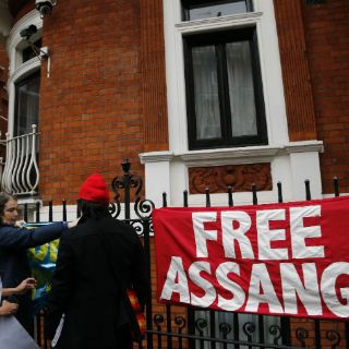 Assange es interrogado en la embajada ecuatoriana en Londres