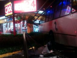 El chofer del camión de la ruta 604 con número S-0572 escapó a pie, según testigos. ESPECIAL / Bomberos Guadalajara