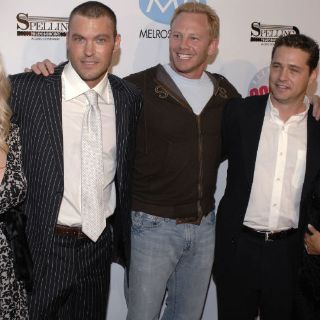 Elenco de '90210' rinde homenaje a Shannen Doherty