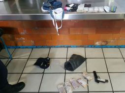 Le decomisan un arma de fuego calibre 45 que tenía semioculta, y recuperan el dinero robado. TWITTER / @PoliciaGDL