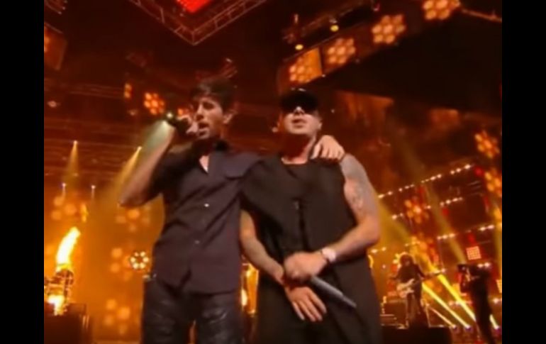 Enrique Iglesias interpretó el tema 'Duele el corazón' junto con Pitbull. YOUTUBE / Enrique Iglesias Greece