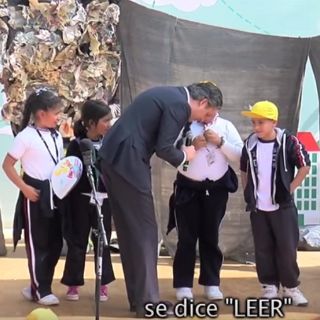 Niña corrige a Aurelio Nuño durante acto público