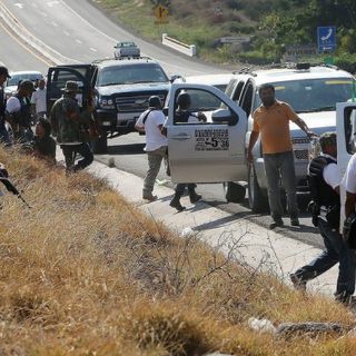 Hallan dos cuerpos en carretera de Michoacán