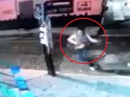 Captada por cámaras de seguridad, se observa que la joven logra huir de los sujetos que intentaron secuestrarla. YOUTUBE / Bitsenvideo