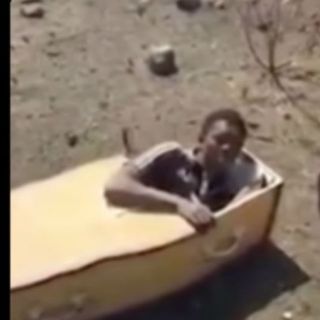 Detienen a dos granjeros por meter a un hombre negro en un ataúd