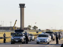 Las autoridades se vieron obligadas a cerrar el aeropuerto después de los disparos. AP / S. Gooch