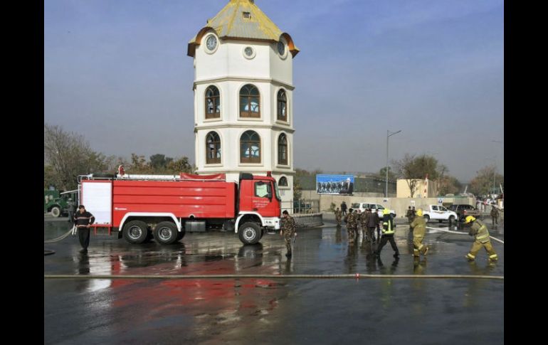 Miembros de los servicios de emergencia trabajan en el lugar donde ocurrió el estallido. EFE / J. Jalali