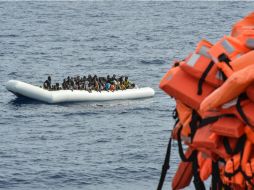 Los supervivientes fueron transferidos a la nave Diciotti de la Guardia Costera italiana. AFP / A. Solaro