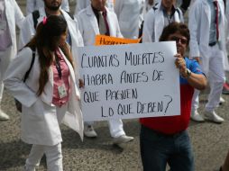 Empleados del sector salud, tanto sindicalizados como de confianza, paran labores y se declaran en paro indefinido. EL INFORMADOR / ARCHIVO
