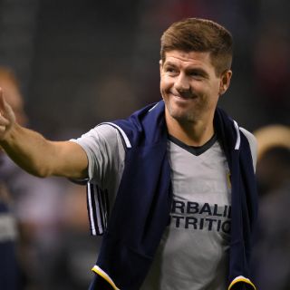 Celtic niega interés en Steven Gerrard