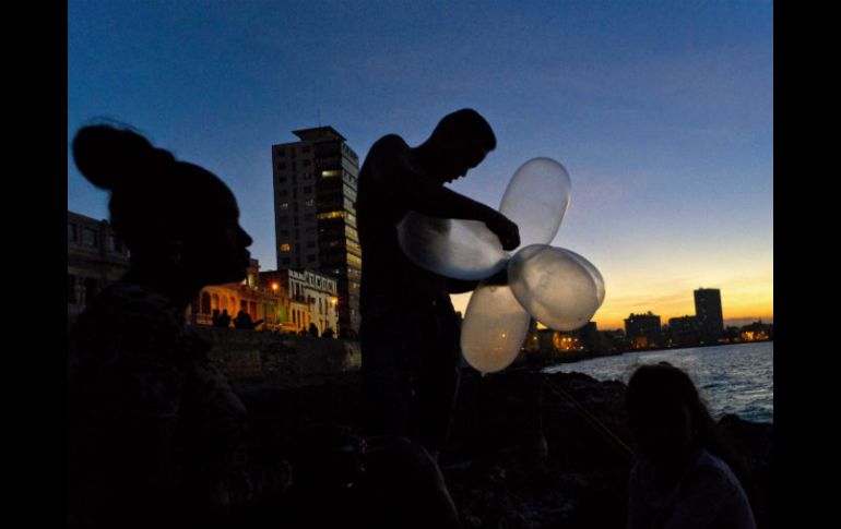 Los pescadores dicen que con los preservativos pueden capturar peces de 20 ó 30 libras; se puede hacer negocio. AP / R. Espinosa