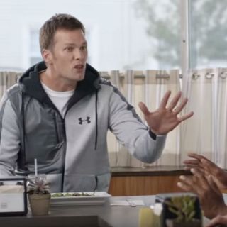 Tom Brady se burla del 'Deflategate' en comercial