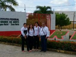 Durante su participación las estudiantes y su asesor pudieron atender a los jueces de la Muestra y a alumnos del norte de Brasil. TWITTER / @sems_udg