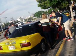 Taxistas que operan frente a Plaza Patria ofrecen traslado a Andares por 10 pesos. EL INFORMADOR / E. Barrera