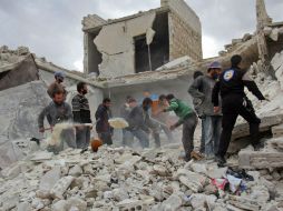 Ayer, al menos 24 personas perdieron la vida por los ataques aéreos y de artillería en varias localidades. AFP / O.  Haj Kadour