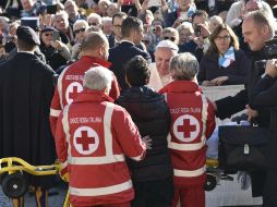 El papa Francisco saluda a miembros de la Cruz Roja italiana en la plaza de San Pedro del Vaticano. EFE / G. Onorati