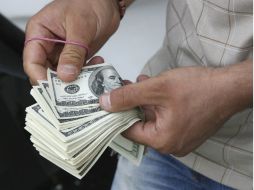 El precio del dólar hoy representa 11 centavos menos respecto al cierre de ayer. AP / ARCHIVO