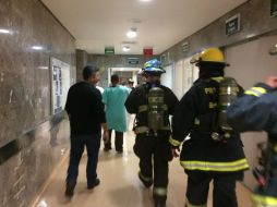 Una vez que la situación estuvo bajo control, bomberos municipales descartaron riesgos en el inmueble. ESPECIAL / Bomberos de Guadalajara