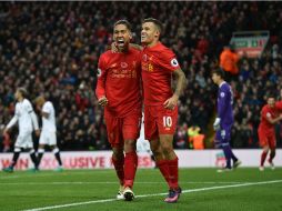 Firmino (I) celebra una de sus redes con el Liverpool. TWITTER / @LFC