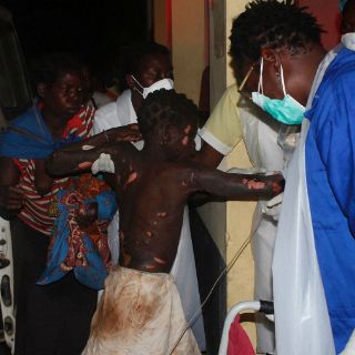 Mueren 73 en explosión de camión cisterna en Mozambique