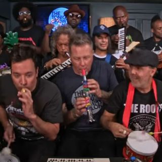 Metallica toca con juguetes 'Enter sandman'
