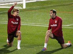 El jugador galo (I) durante el entrenamiento de hoy con el Atlético de Madrid. EFE / K Huesca