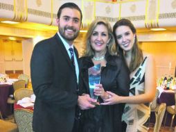 Marisabel Gómez Vázquez con sus hijos Juan Pedro Morales Gómez e Isabel Morales Gómez. SUN / ESPECIAL