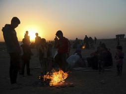 Las familias que han logrado huir de los enfrentamientos esperan cruzar a la zona controlada kurda. AP / H. Malla