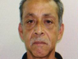 El policía Vicente Rivas Lozano trepó hasta el balcón frontal del segundo piso para rescatar al hombre. ESPECIAL /