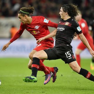 Con 'Chicharito' de cambio, Leverkusen cae ante Leipzig