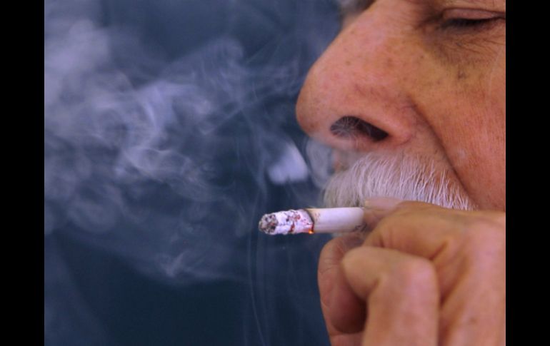Los principales factores de riesgo son el tabaquismo y respirar humo de leña, solventes o polvos con frecuencia. EFE / ARCHIVO