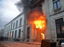 Este jueves los manifestantes quemaron la puerta del plantel, así como muebles del interior del recinto. SUN /