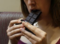 El chocolate también puede ayudar a aliviar los calambres y aumentar la energía. AP / ARCHIVO
