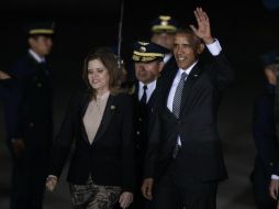 Barack Obama fue recibido por la segunda vicepresidenta Mercedes Aráoz (i). EFE / G. Falcón