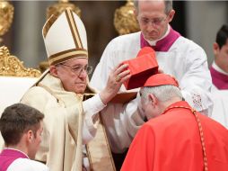 El arzobispo de Tlalnepantla, Carlos Aguiar Retes, se arrodilla ante el papa al momento que éste lo nombra cardenal. AFP / T. Fabi