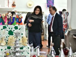 Acompañado de su esposa, Meade aprovecha los descuentos en el Fondo Nacional para el Fomento de las Artesanías. TWITTER / @JoseAMeadeK