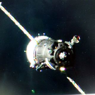 Nave rusa desembarca a tres astronautas en la EEI